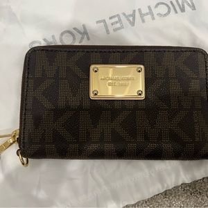 MICHEAL KORS WALLET (like new)